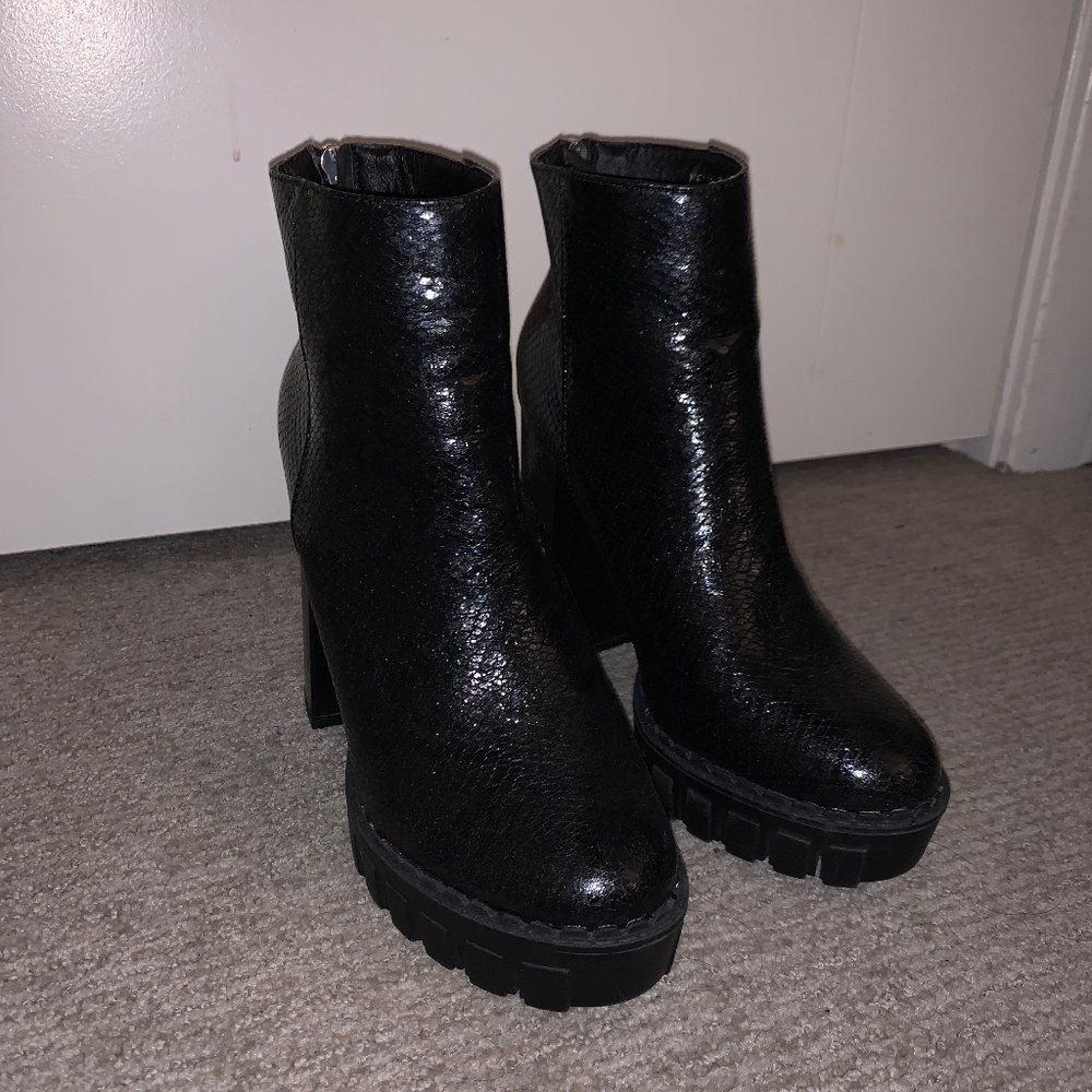NWOT fashion nova black snake skin heeled booties size 7